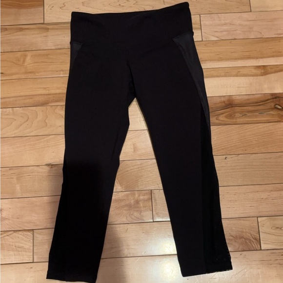 ALO YOGA CAPRI LEGGINGS - Picture 2 of 5